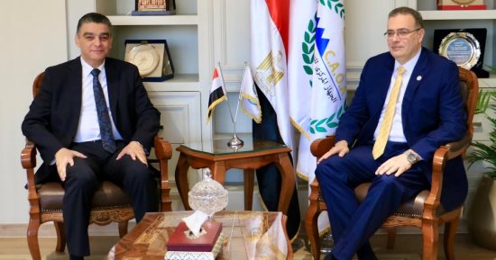 رئيس "التنظيم والإدارة" يسلم رئيس "الشراء الموحد" الهيكل التنظيمى الجديد بعد تطويره