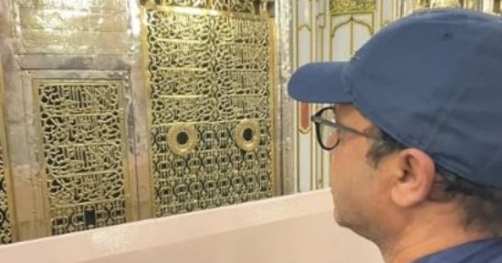 هنيدى يحتفل بالمولد النبوى بصورة من الروضة