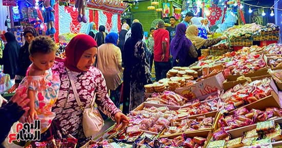 ملبن وحمصية وفولية.. محلات بيع حلوى المولد تزين شوارع القاهرة 