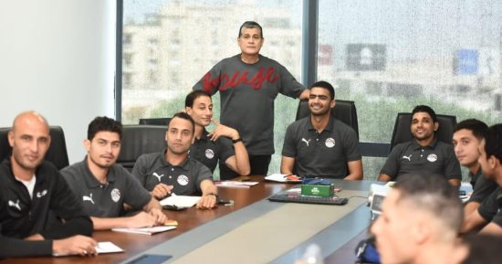 أوسكار رويز يراجع حالات الـ VAR مع الحكام