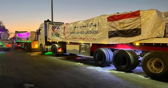 الهلال الأحمر يقدم 2750 طن مساعدات غذائية بقافلة «زاد العزة» الـ 30 إلى غزة