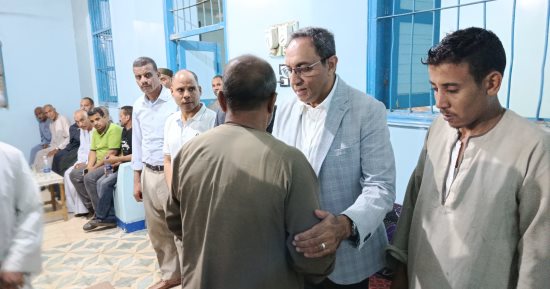 محافظ قنا يقدم واجب العزاء فى شهيد العمل بقرية المراشدة