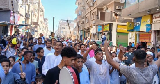 ولد الهدى فالكائنات ضياء.. احتفالات أهالى قنا بالمولد النبوى (فيديو وصور)