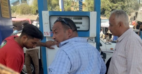 ضبط محطة وقود بأسيوط تتلاعب فى المعايير وإحالة المخالفين للنيابة