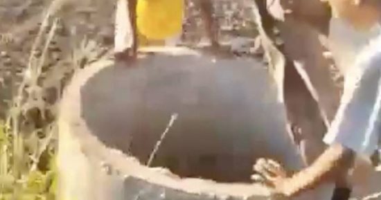 الرحمة حياة.. مدير مدرسة بقرية الرياينة وأسرته ينقذون كلب سقط فى بئر.. صور