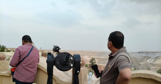 معهد الفلك يبدأ رصد خسوف القمر بشاشة عرض ويستقبل وفودا عربية وأجنبية