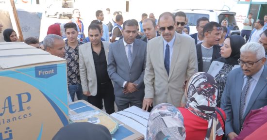 محافظ سوهاج يشهد توزيع 35 جهاز عروسة ومساعدات للفئات الأولى بالرعاية