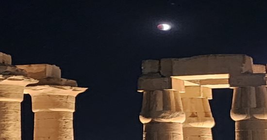 شاهد خسوف القمر من أمام معبد الأقصر.. فيديو 