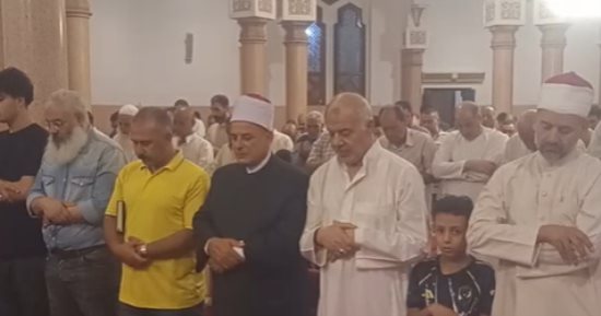 أهالى كفر الشيخ يتابعون خسوف القمر والمئات يؤدون الصلاة بالمساجد.. فيديو