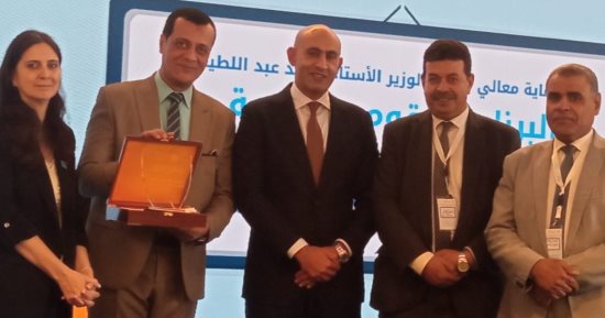 محمد عبد اللطيف يكرم مدير تعليم سوهاج لمجهوداته فى برنامج القراءة والكتابة