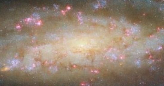 ناسا تلتقط صورة مذهلة للمجرة NGC 7456 على بُعد 51 مليون سنة ضوئية