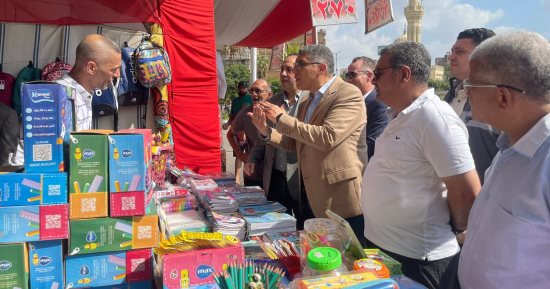 محافظ الجيزة يتفقد التجهيزات النهائية لمعرض أهلًا مدارس بحى العجوزة.. صور