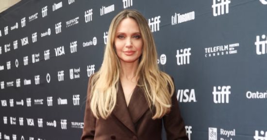 بسبب والدتها.. أنجلينا جولى تنهمر في البكاء داخل مهرجان تورينتو السينمائي
