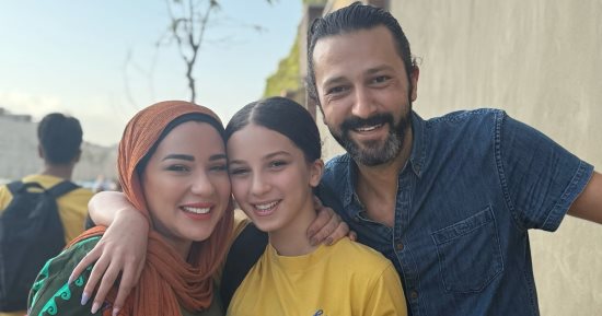 أسما شريف منير تجمع بين زوجها وطليقها مع ابنتها فى أول يوم دراسة.. صور