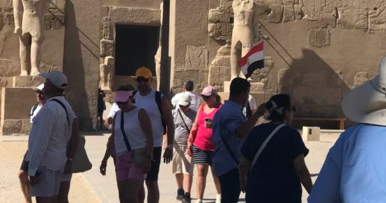 معابد الأقصر تتألق.. أفواج سياحية من مختلف دول العالم تستمتع بروائع التاريخ (صور)