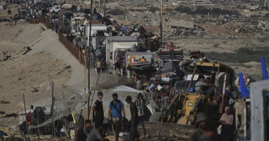 شبح الغارات الجوية للعدو الإسرائيلي تجبر أهالى غزة على الفرار