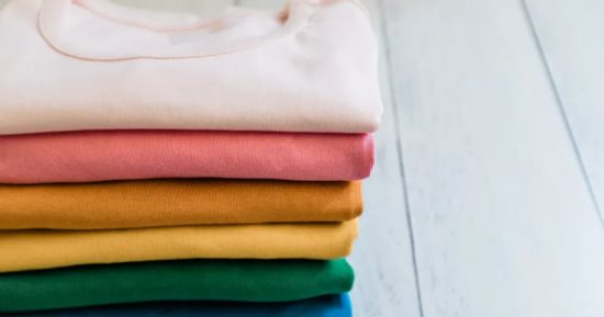 حيل بسيطة لاستعادة لون الملابس الباهتة وتعزيز ألوانها 