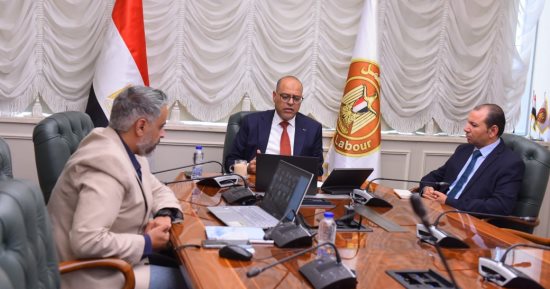 وزير العمل يجتمع مع المديريات ويوجه بحملات تفتيش على تراخيص عمل الأجانب