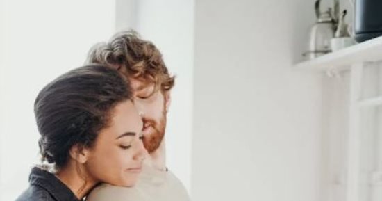 4 نساء تتوافق عاطفيًا مع رجل برج العذراء.. امرأة السرطان أبرزهن
