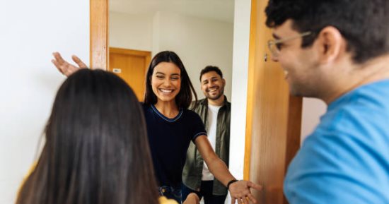 لو جالك ضيف من غير ميعاد تتعامل معاه إزاى؟.. اعرف الإتيكيت بيقولك إيه