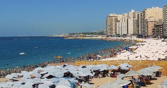 الجمعة قبل الأخيرة من بدء العام الدراسى.. استمرار الإقبال على شواطئ الإسكندرية والشواطئ الشرقية تسجل إشغال 75% والغربية 40%.. وهدوء حالة البحر فى معظم الشواطئ ومازال شاطئ "أبو تلات" يرفع الراية الحمراء.. صور