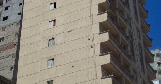 الأجهزة التنفيذية تخلى 11 طابقا من عقار مائل شرق الإسكندرية.. مباشر