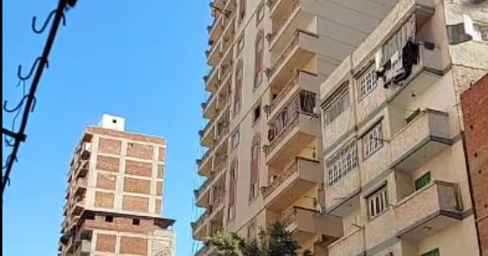 ميل عقار من 21 طابقا بالإسكندرية.. وإخلاء 11 دورًا تمهيدًا للهدم.. بث مباشر
