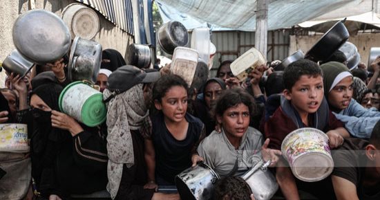 القتل تجويعا.. معاناة البحث عن الطعام فى مخيم النصيرات بقطاع غزة