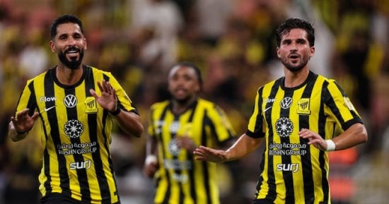 الاتحاد يقسو على الفتح بثلاثية في الشوط الأول بالدوري السعودي.. فيديو