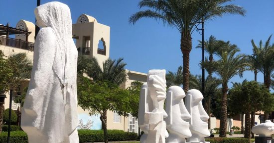 تماثيل الممشى السياحى بالغردقة.. متحف مفتوح يزينه إبداع فنانى النحت العالميين