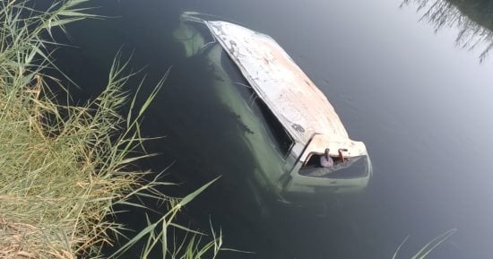 إصابة 5 أشخاص فى حادث سقوط ميكروباص أجرة فى ترعة بأسوان