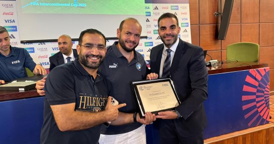 بيراميدز يتسلم شهادة المشاركة فى النسخة الجديدة من كأس إنتركونتيننتال