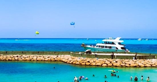 استمرار الإقبال على شواطئ مطروح والساحل الشمالى.. مصيف مطروح يمتع عشاقه ويستقبلهم حتى بداية أكتوبر.. ارتفاع الإشغال الفندقى والمصيفى ينعش الأسواق.. والكورنيش من أهم مقاصد التنزه وتطويره حضاريا زاده جمالا.. صور