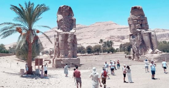 الأقصر تبهر زوار العالم.. توافد السياح للاستمتاع بمشاهدة المعابد والمقابر الفرعونية