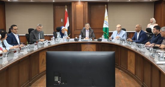 محافظ الجيزة يناقش مقترحات تطوير منطقة عزبة الصفيح فى أبو رواش