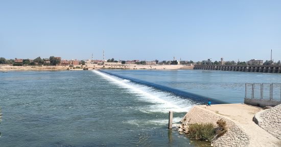 شلال قناطر زفتي أيقونة الجمال في الغربية.. قبلة المواطنين بنهاية فصل الصيف خاصة هواة الصيد.. بناها الخديوي عباس حلمي الثاني والأهالى يسمونها "الخمسين عين" ويعتبرونها المتنفس الوحيد للقرية والقري المجاورة.. صور