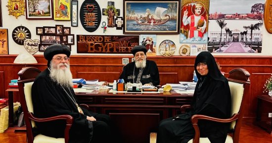البابا تواضروس الثانى يستقبل مطران القدس فى المقر الباباوى بالقاهرة