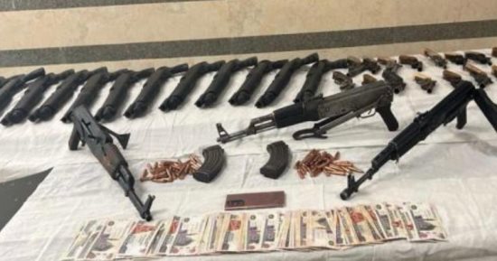 مصرع مجرم خطير وضبط نجله بحوزتهما 35 سلاحا فى مداهمة أمنية بأسيوط