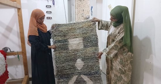 تمكين اقتصادى للفتيات.. صناعة السجاد يدويا باب رزق للسيدات بقنا.. صور