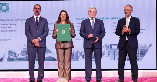 وزيرة التنمية المحلية ومحافظ الأقصر يتسلمان جائزة الآغا خان للعمارة 2025