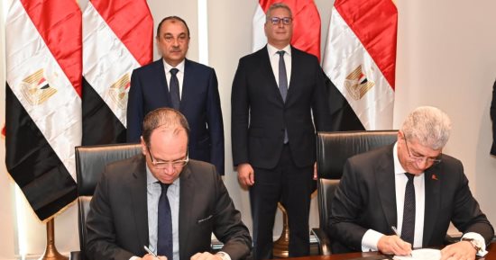 وزيرا قطاع الأعمال والبترول يشهدان توقيع عقد لإعادة تأهيل وتشغيل فندق جيت بيتش