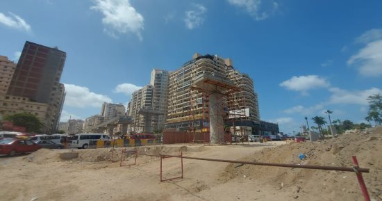 بعد إزالة كوبرى المندرة.. استكمال مسار مترو أبو قير ودق الأعمدة الخرسانية