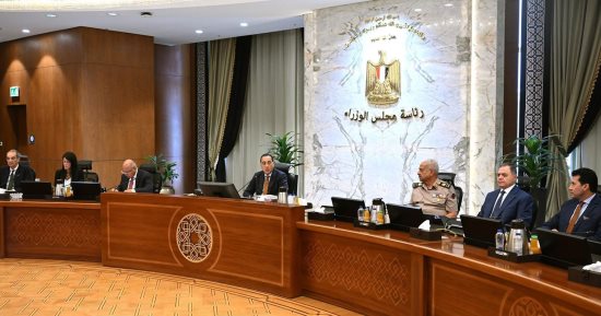 14 قرارا للحكومة باجتماعها اليوم.. الموافقة على منحة الجايكا لمشروع توفير سفينة دعم الغوص.. مشروع قرار لإقرار حافز تشجيع بناء وتشغيل المنشآت الفندقية.. التعاقد مع شركة كندية لإعادة تأهيل 180جرارا بالسكة الحديد