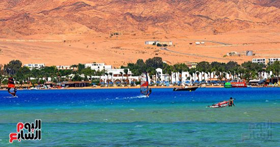 شاطئ لاجونا دهب.. جوهرة سيناء الخفية بين سحر الماء وسكون الجبال