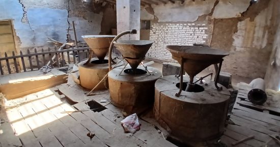 قرن من الزمان على دوران الرحى.. طاحونة دنفيق شاهدة على زمن الطيبة بقنا (صور)