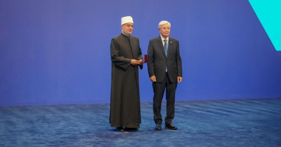 رئيس كازاخستان يمنح المفتى وسام الشرف تقديرا لجهوده فى تعزيز الحوار بين الأديان