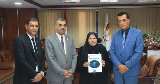 مدير تعليم سوهاج يكرم فريق التطوير التكنولوجي لإصداره أول مؤلفات عربية في الشبكات
