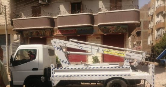 إخلاء وهدم عقار آيل للسقوط بمنطقة حوض الـ18 فى الأقصر.. صور