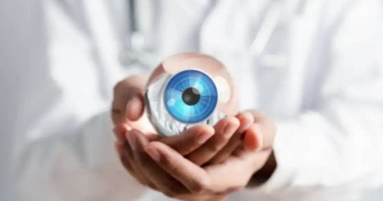بعد 20 عاما و50 عملية لم تنجح.. عودة البصر لرجل بـ زرع "سن" في عينه