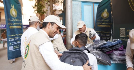 بيت الزكاة يختتم توزيع مستلزمات الدراسة على الأيتام فى سوهاج وأسيوط والمنيا